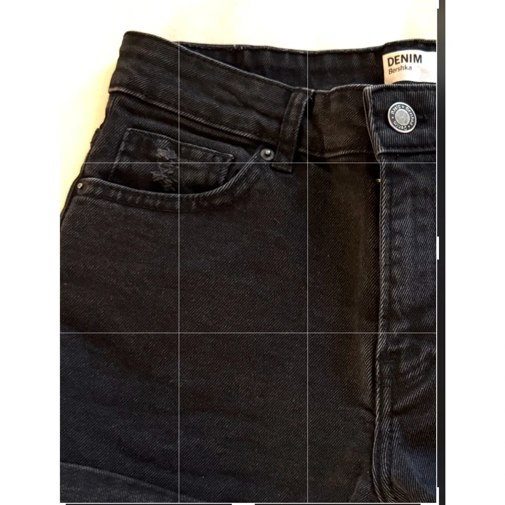 Bershka Jean Shorts Womens Size 6 Black Denim Cuffed Distressed Zip Close 28